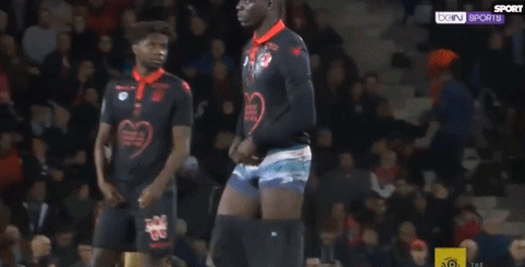 悼念若塔，红军名宿汤普森与毕包主席赛前在KOP看台前献花圈