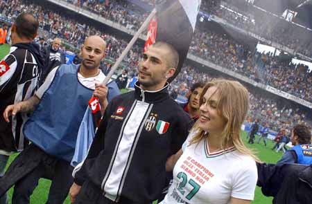 西媒：皇马在伯纳乌举行圣诞活动，9天净收入600万至1000万欧元（西媒：伯纳乌圣诞活动助皇马9天净入600万至1000万欧元）