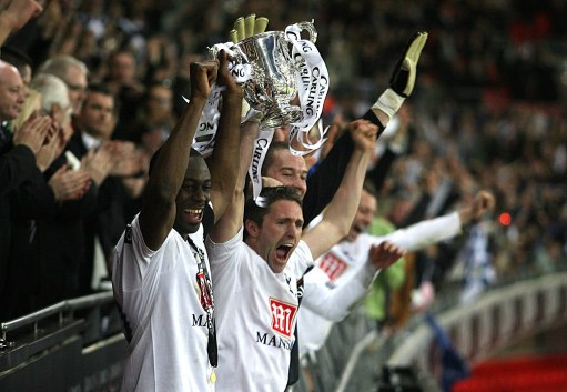 西甲16轮比赛精彩纷呈，多队争夺保级名额，各队表现起伏，悬念迭起。（西甲第16轮看点十足：保级混战升级，球队状态起伏，悬念丛生）