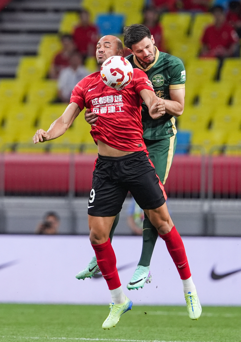 有些尴尬，巴林门将在成功扑救后不慎用脚打入乌龙且弄伤自己