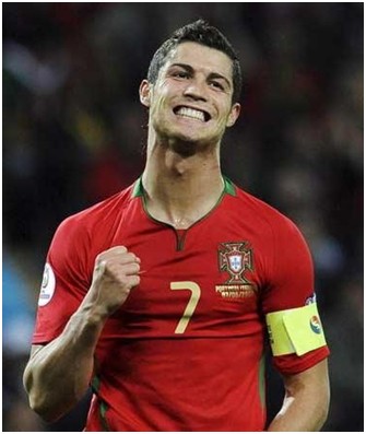 拜仁因球迷燃放烟火被罚，欧冠主场部分看台关闭（因球迷燃放烟花遭处罚，拜仁欧冠主场部分看台被封闭）