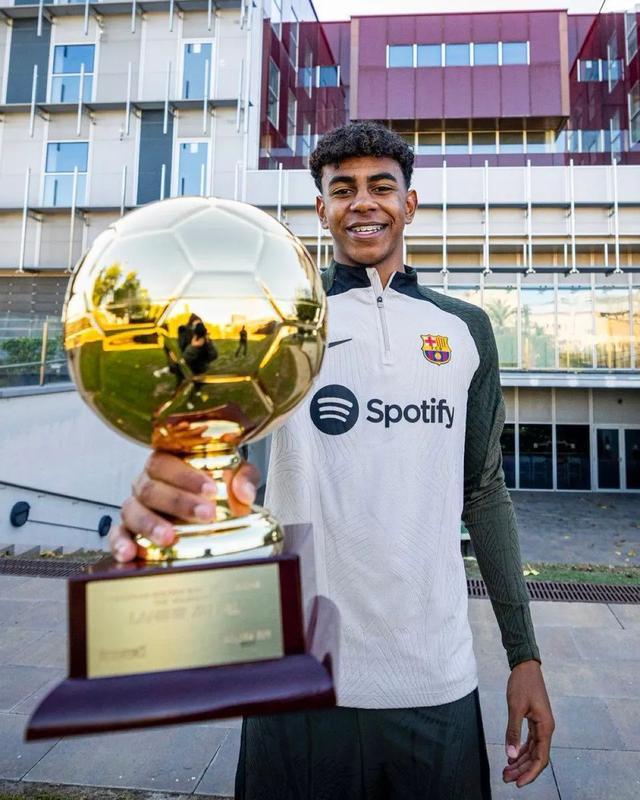 萨拉赫年度最佳选票：第一阿什拉夫、第二登贝莱、第三姆巴佩（萨拉赫年度最佳投票：阿什拉夫居首，登贝莱第二，姆巴佩第三）