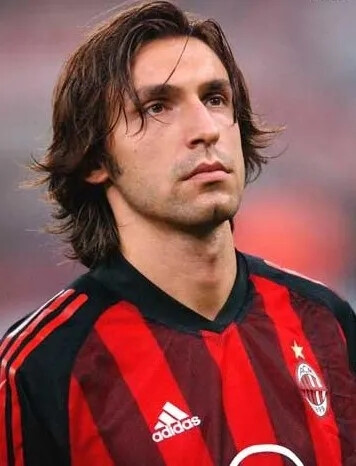 记者：邵佳一探班U22国足训练，与主帅安东尼奥相谈甚欢（媒体人称邵佳一到访U22国足训练场，与主帅安东尼奥愉快交流）