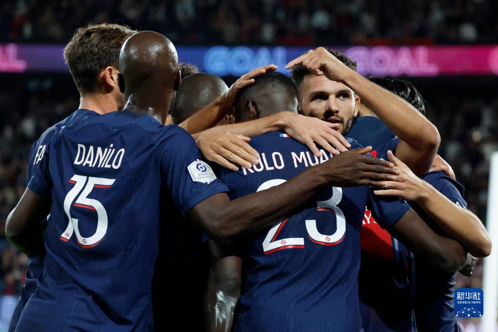 满是惊喜！拉菲尼亚生日当天，妻子给他送了一辆房车（生日惊喜连连：拉菲尼亚获妻子赠送房车）