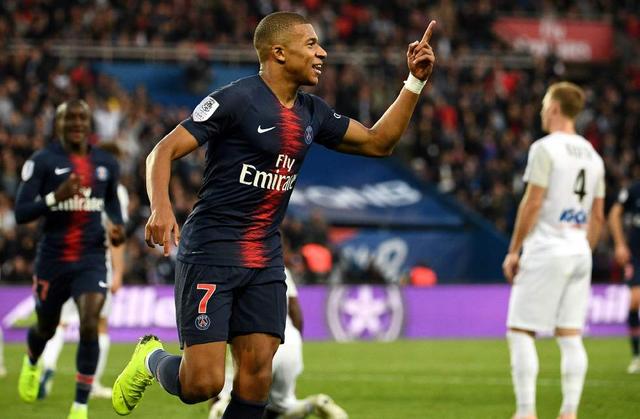 小将赛后拥抱母亲太感人